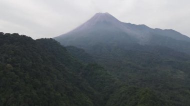 Endonezya 'daki Merapi Dağı' nın çevresindeki tropik ormanların havadan görünüşü. 