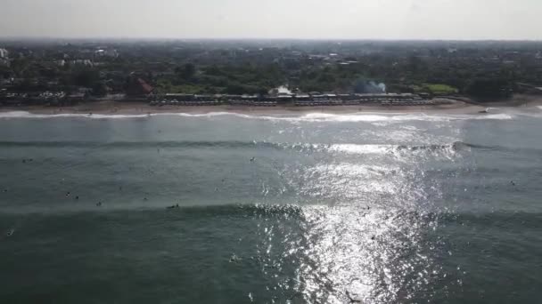 Luchtfoto Van Canggu Strand Met Surf Mensen Middag — Stockvideo
