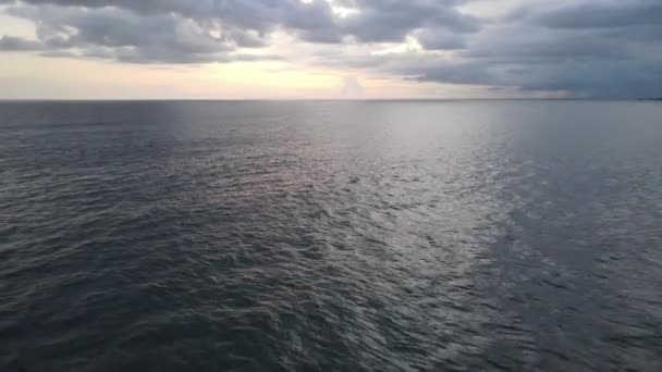 Widok Lotu Ptaka Spokojny Ocean Zachodem Słońca Tło — Wideo stockowe