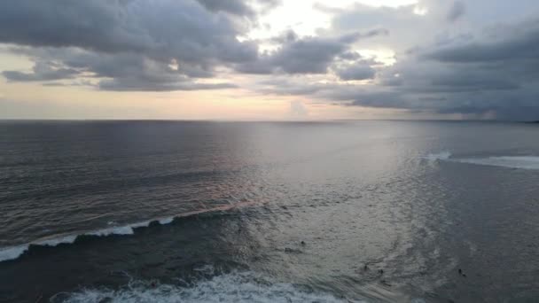 Légi Felvétel Emberek Szörföznek Hullámok Naplementekor Amikor Nyaralás Balin Indonéziában — Stock videók