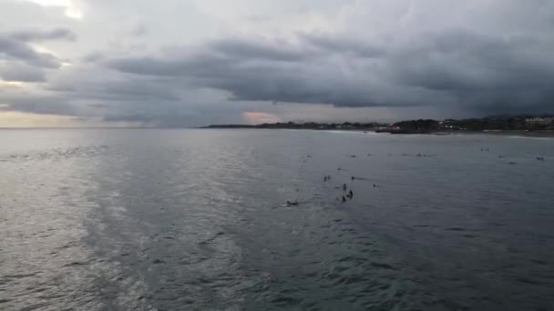 Letecký Pohled Lidi Surfující Vlnách Během Západu Slunce Při Dovolené — Stock video