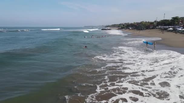 Luchtfoto Van Canggu Strand Met Surf Mensen Middag — Stockvideo