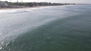 Öğleden sonra sörfçülerle Canggu sahilinin hava manzarası.