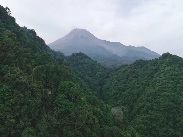Vista Aérea Montanha Merapi Indonésia Com Floresta Tropical Seu Redor — Fotografia de Stock