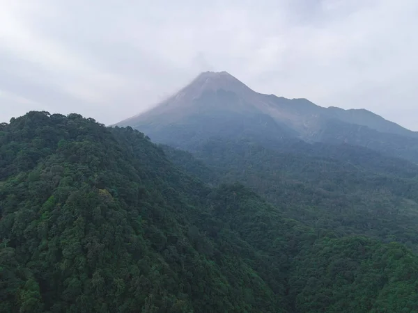 Vista Aérea Montanha Merapi Indonésia Com Floresta Tropical Seu Redor — Fotografia de Stock