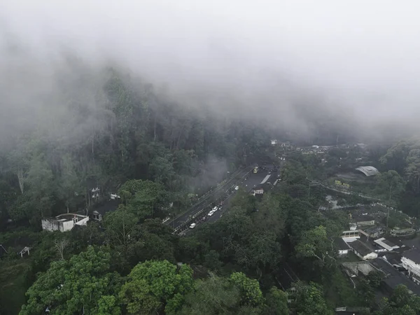 インドネシアの熱帯林の空中ビュー渓谷 — ストック写真