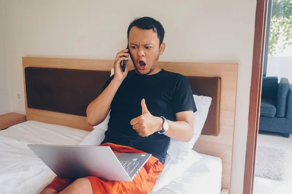 Jovem Feliz Mostrando Polegares Para Cima Gesto Segure Laptop Joelhos — Fotografia de Stock