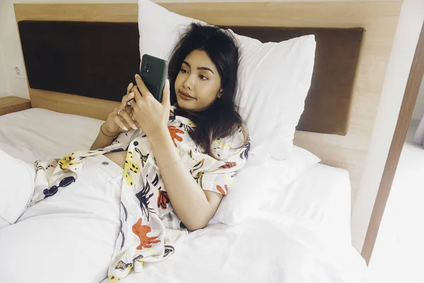 침대에서 일하는 스마트폰 타이핑을 — 스톡 사진
