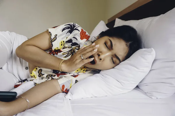 Una Joven Asiática Cama Siente Somnolienta Ella Está Acostada Costado —  Fotos de Stock