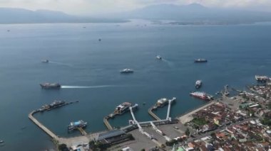 Bali Okyanusu 'nda feribotla Banyuwangi Endonezya Limanı' nın hızlandırılmış hava görüntüsü