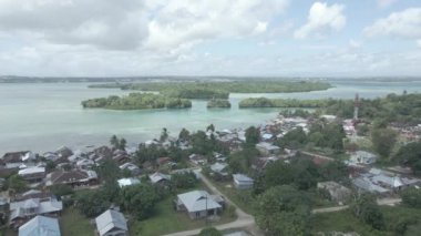 Endonezya 'nın Maluku şehrinde küçük bir adanın bulunduğu güzel sahil yakınlarındaki köyün hava manzarası.