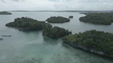 Maluku, Endonezya 'daki birçok küçük adanın havadan görünüşü