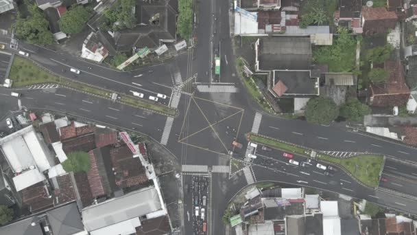 Drone Disparó Calle Con Intersecciones Coches Tráfico Coches Carretera Gente — Vídeo de stock