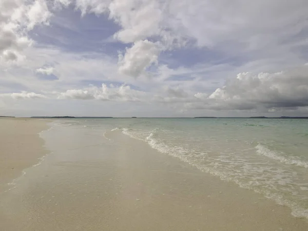 Belo Dia Ensolarado Uma Calma Praia Intocada Com Céus Cinzentos — Fotografia de Stock