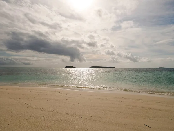 Bella Giornata Sole Una Tranquilla Spiaggia Incontaminata Con Cieli Grigi — Foto Stock