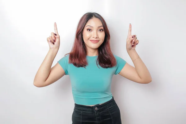 Heyecanlı Asyalı Kadın Mavi Tişört Giyip Üzerindeki Fotokopi Alanını Gösteriyor — Stok fotoğraf