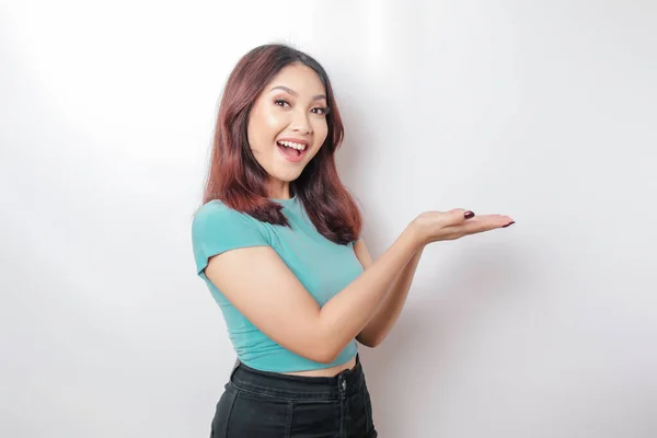Emocionada Mujer Asiática Con Camiseta Azul Apuntando Espacio Copia Lado — Foto de Stock