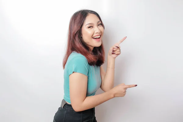 Femme Asiatique Excitée Portant Shirt Bleu Pointant Vers Espace Copie — Photo