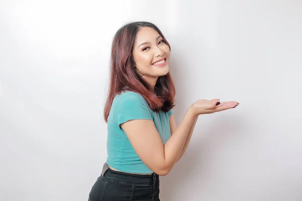 Heyecanlı Asyalı Kadın Mavi Tişört Giyip Yanındaki Fotokopi Odasını Işaret — Stok fotoğraf