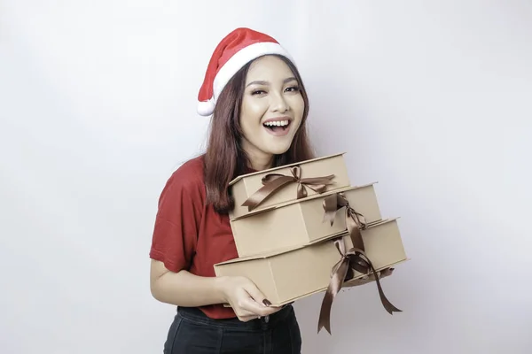Een Gelukkige Jonge Vrouw Draagt Hoed Van Kerstman Houdt Kerstcadeaus — Stockfoto