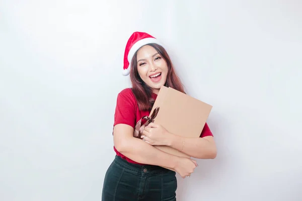 Een Gelukkige Jonge Vrouw Draagt Hoed Van Kerstman Houdt Kerstcadeaus — Stockfoto