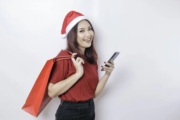 Щаслива Молода Жінка Капелюсі Санта Клауса Посміхається Коли Тримає Різдвяні — стокове фото