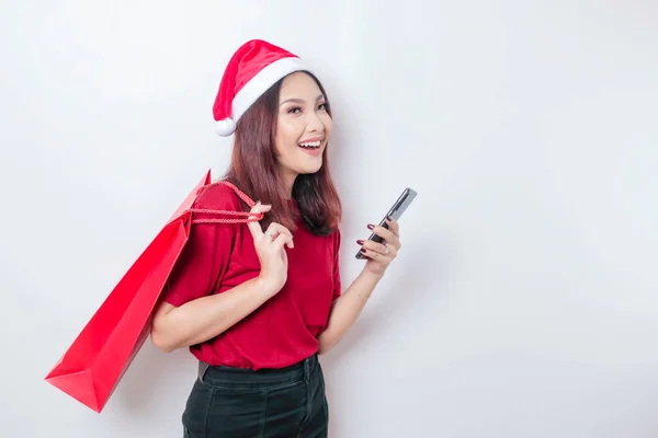 Щаслива Молода Жінка Капелюсі Санта Клауса Посміхається Коли Тримає Різдвяні — стокове фото