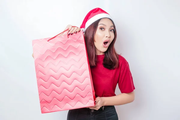 Een Geschokte Jonge Vrouw Draagt Hoed Van Kerstman Houdt Kerstcadeaus — Stockfoto