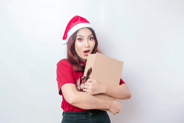 Uma Jovem Chocada Está Usando Chapéu Papai Noel Segurando Presentes — Fotografia de Stock