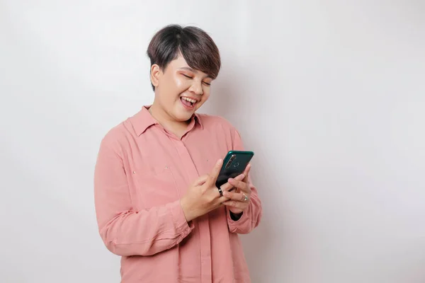 Портрет Щасливої Азіатки Посміхається Тримає Свій Смартфон Рожевій Сорочці Ізольованій — стокове фото