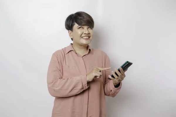 Ein Porträt Einer Glücklichen Asiatin Lächelt Und Hält Ihr Smartphone — Stockfoto