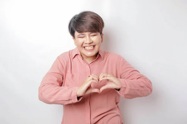 Una Atractiva Joven Asiática Pelo Corto Con Una Camisa Rosa —  Fotos de Stock