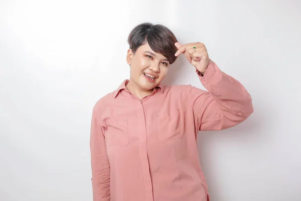 Eine Attraktive Junge Kurzhaarige Asiatin Rosa Hemd Fühlt Sich Glücklich — Stockfoto