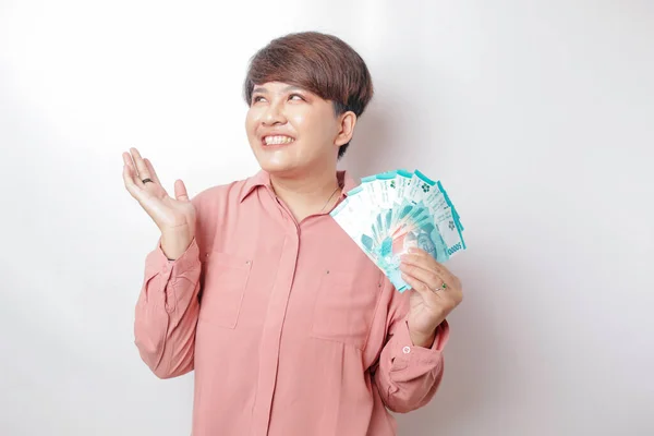 Una Joven Feliz Está Usando Camisa Rosa Sosteniendo Dinero Efectivo —  Fotos de Stock