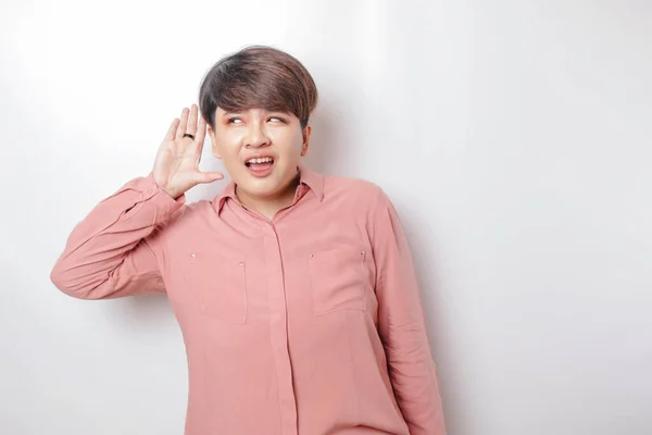 Sorprendido Joven Curiosa Con Una Camisa Rosa Tratando Escuchar Escuchar —  Fotos de Stock
