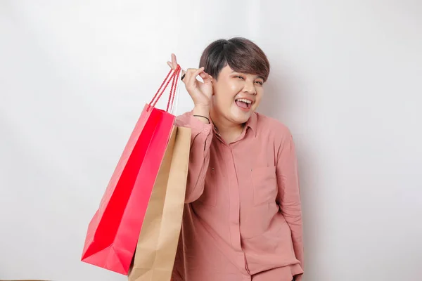 Una Joven Feliz Está Usando Camisa Rosa Sosteniendo Regalos Bolsa — Foto de Stock