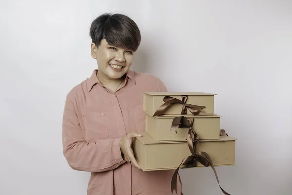 Una Joven Feliz Está Usando Camisa Rosa Sosteniendo Regalos Bolsa —  Fotos de Stock