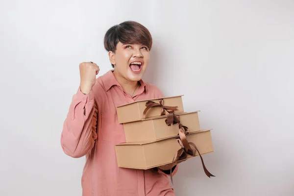 Una Joven Feliz Está Usando Camisa Rosa Sosteniendo Regalos Bolsa — Foto de Stock