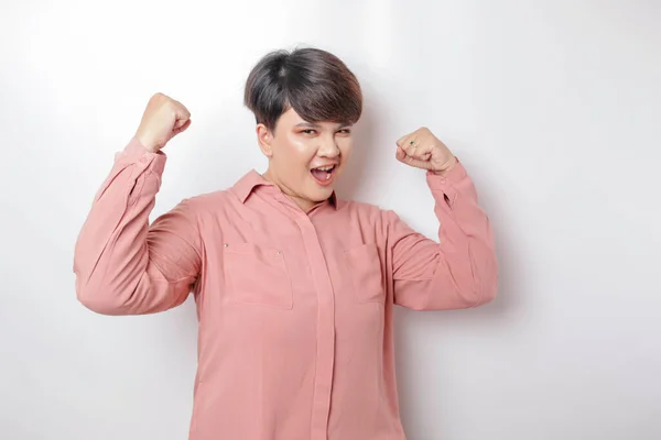 Nadšený Krátkosrstý Asijské Žena Sobě Růžová Košile Ukazuje Silné Gesto — Stock fotografie
