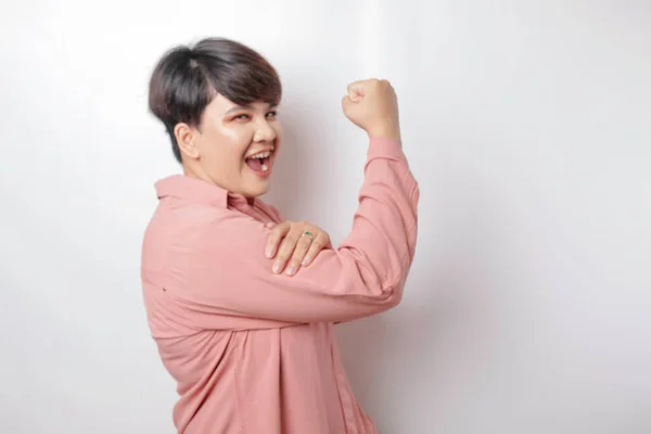 Emocionada Mujer Asiática Pelo Corto Con Una Camisa Rosa Que — Foto de Stock