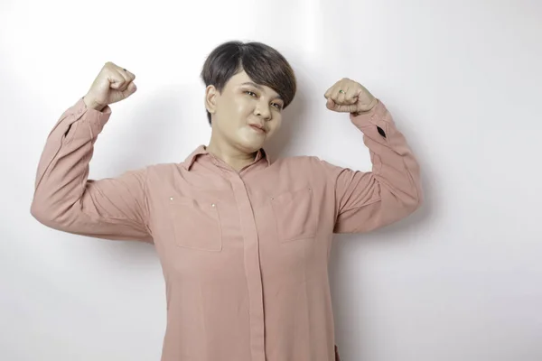 Podekscytowana Krótkowłosa Azjatka Ubrana Różową Koszulę Wykazująca Się Silnym Gestem — Zdjęcie stockowe