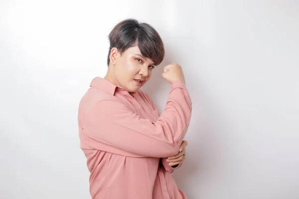 Emocionada Mujer Asiática Pelo Corto Con Una Camisa Rosa Que — Foto de Stock