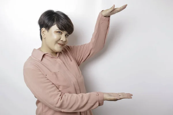 Opgewonden Kortharige Aziatische Vrouw Draagt Een Roze Shirt Wijzend Naar — Stockfoto