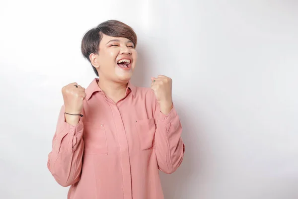 Mladá Krátkosrstá Asiatka Šťastně Úspěšným Výrazem Růžové Košili Izolované Bílým — Stock fotografie