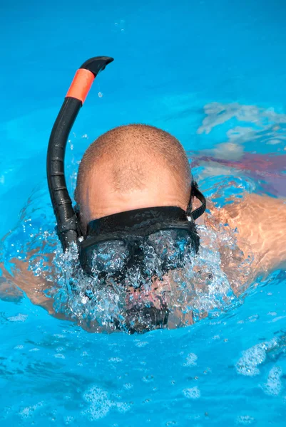 Homem nada com óculos de mergulho — Fotografia de Stock