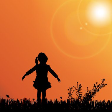 Kız dışarıda oynuyor.