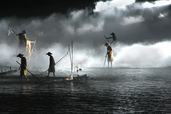 Pescatori cinesi che pescano nella nebbia — Foto Stock