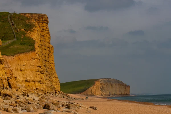 Пейзаж со скалами и песчаным пляжем — стоковое фото