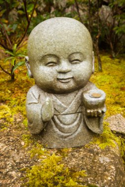 Bahçedeki Küçük Buda heykeli