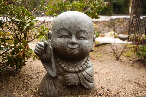 Bahçedeki Küçük Buda heykeli